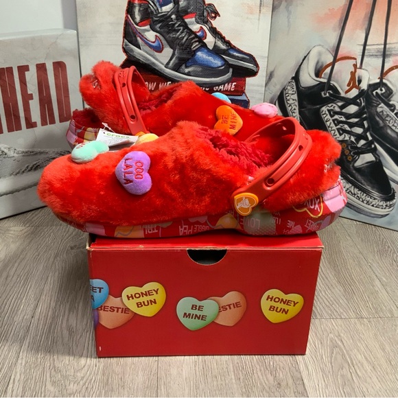 Crocs SWEETHEARTS Collab Mens Size 11 Hearts Valentines Shoes Clogs Red Fuzzy - Picture 6 of 11